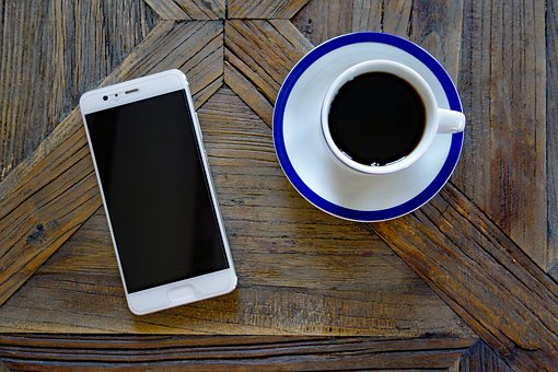 taza de café y celular nuevo 