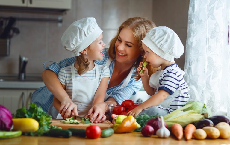 mamá y niños con verduras