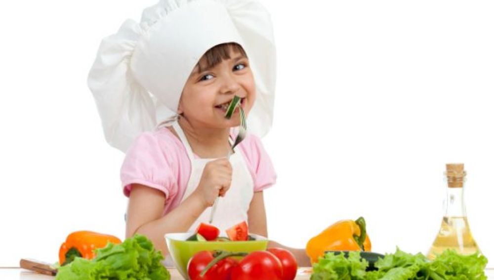 niña comiendo verduras