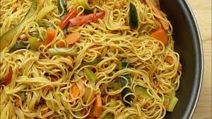 plato de noodles con verduras
